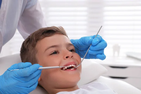 Dentista Examinando Dientes Niño Clínica Moderna —  Fotos de Stock