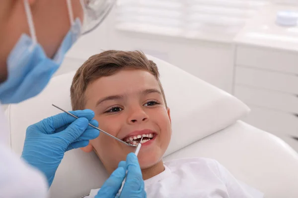 Dentista Examinando Dientes Niño Clínica Moderna —  Fotos de Stock