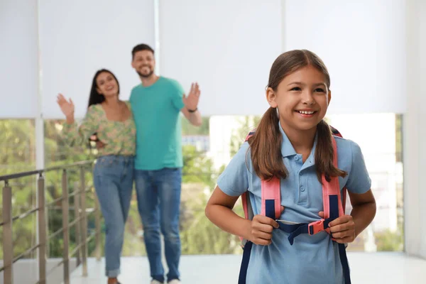 Pais Acenando Adeus Filha Escola — Fotografia de Stock