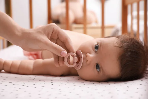 Mãe Dando Chupeta Para Seu Bebê Pequeno Bonito Berço Casa — Fotografia de Stock