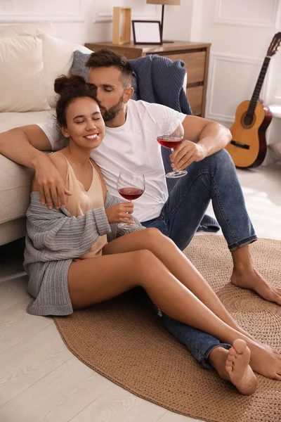 Casal Encantador Com Copos Vinho Desfrutando Tempo Juntos Casa — Fotografia de Stock