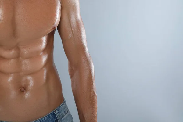 Hombre Sin Camisa Con Cuerpo Delgado Sobre Fondo Gris Primer — Foto de Stock