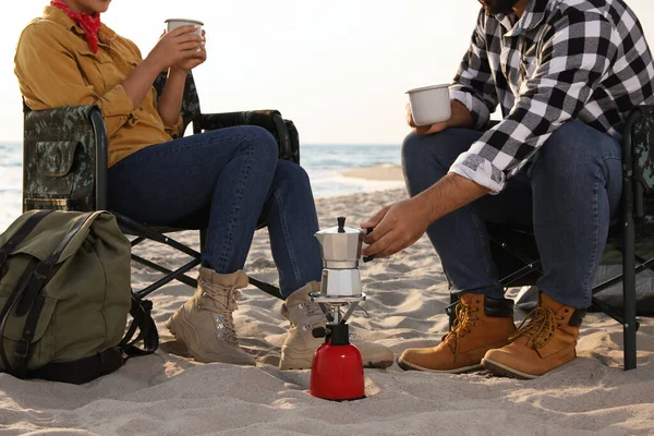 Coppia Sdraio Campeggio Sulla Spiaggia Primo Piano Fare Caffè — Foto Stock