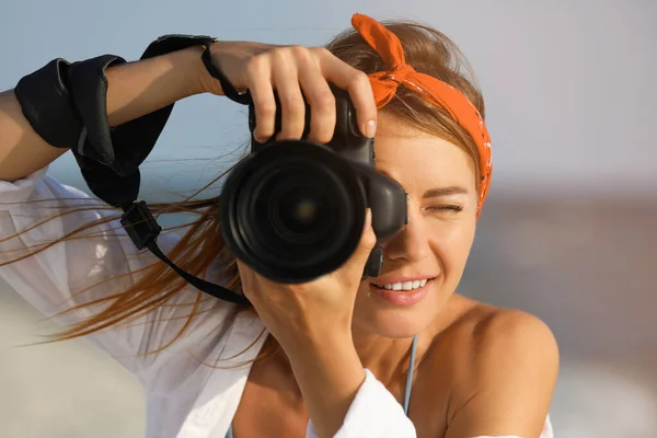 Fotografo Che Scatta Foto Con Fotocamera Professionale Vicino Mare — Foto Stock