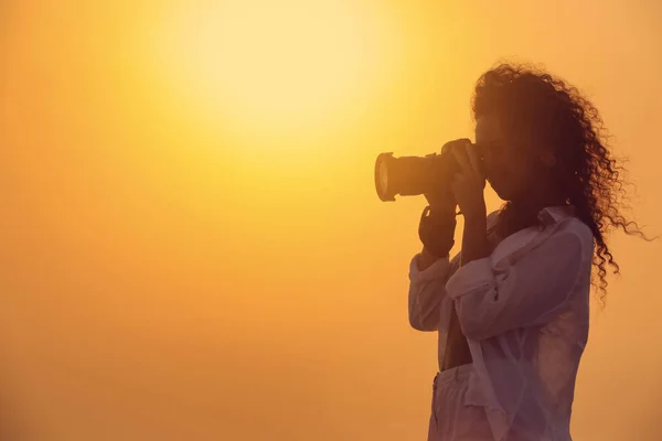 Fotógrafo Tirando Foto Com Câmera Profissional Livre Pôr Sol — Fotografia de Stock