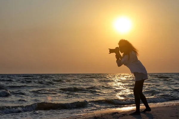 Fotógrafo Fotografando Mar Com Câmera Profissional Pôr Sol — Fotografia de Stock