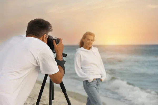 Fotograf Fotografující Model Profesionální Kamerou Moře — Stock fotografie