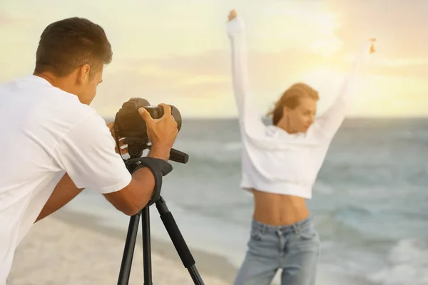 Fotógrafo Tirando Foto Modelo Com Câmera Profissional Perto Mar — Fotografia de Stock