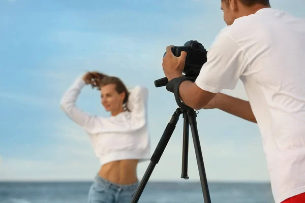 Fotógrafo Tirando Foto Modelo Com Câmera Profissional Perto Mar — Fotografia de Stock