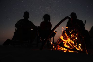 Akşamları şenlik ateşinin etrafında toplanan bir grup arkadaş alevlere odaklanır. Kamp sezonu