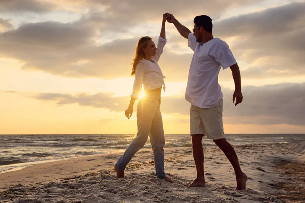 Glada Par Dansar Stranden Vid Solnedgången — Stockfoto