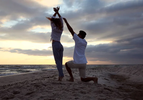 Ευτυχισμένο Ζευγάρι Χορεύει Στην Παραλία Ηλιοβασίλεμα — Φωτογραφία Αρχείου