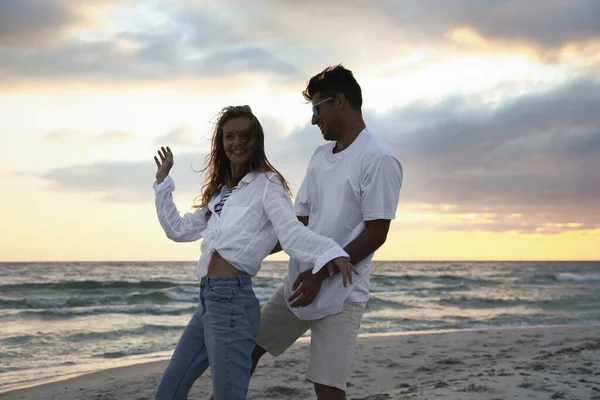 Casal Feliz Dançando Praia Pôr Sol — Fotografia de Stock