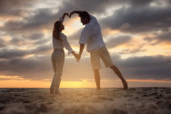 Glückliches Paar Tanzt Strand Bei Sonnenuntergang — Stockfoto