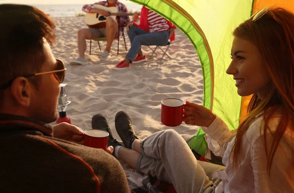 Amici Che Riposano Sulla Spiaggia Sabbia Vista Dalla Tenda Campeggio — Foto Stock