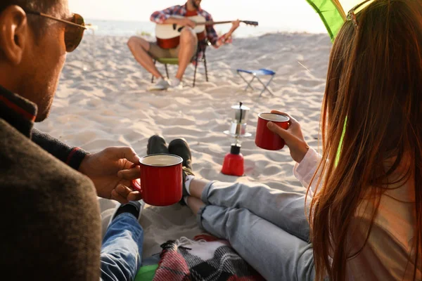 Dostlar Kumsalda Dinleniyor Kamp Çadırından Görüntü — Stok fotoğraf