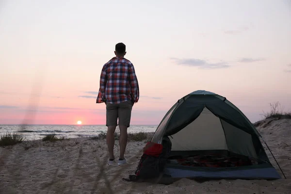 Homme Profitant Coucher Soleil Près Tente Camping Sur Plage Vue — Photo