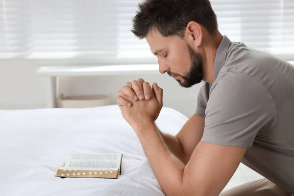 Hombre Religioso Con Biblia Orando Dormitorio — Foto de Stock