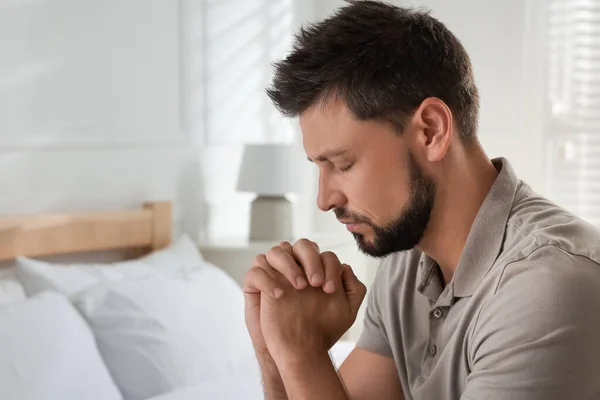 Religieuze Man Bidt Slaapkamer Ruimte Voor Tekst — Stockfoto