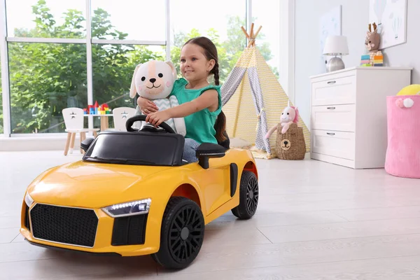 Evinde Oyuncak Arabası Olan Sevimli Bir Çocuk — Stok fotoğraf