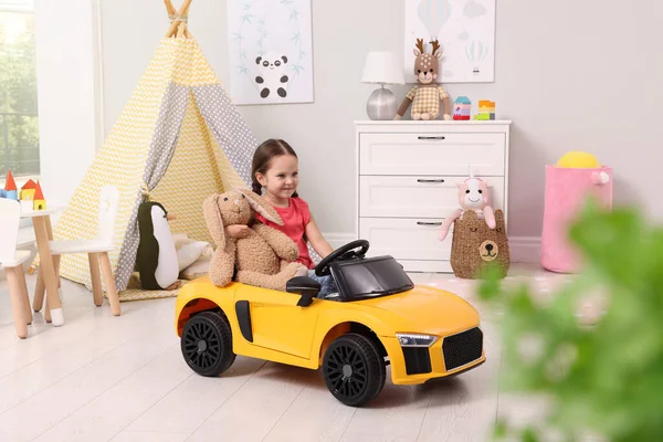 Schattig Kind Met Speelgoed Rijdende Auto Kamer Thuis — Stockfoto