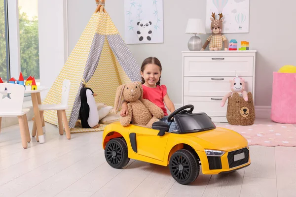 Liebenswertes Kind Mit Spielzeugauto Heimischen Zimmer — Stockfoto