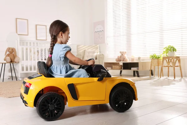 Adorable Niño Conduciendo Coche Juguete Habitación Casa —  Fotos de Stock