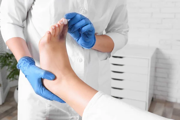 Doctor Checking Woman Foot Bruise Hospital Closeup — Stock Photo, Image