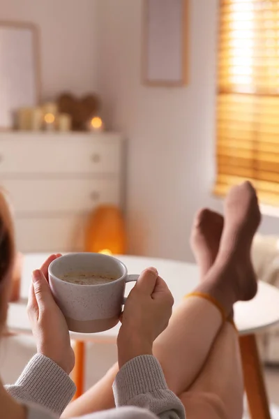 Mujer Con Taza Café Aromático Relajante Casa Primer Plano — Foto de Stock