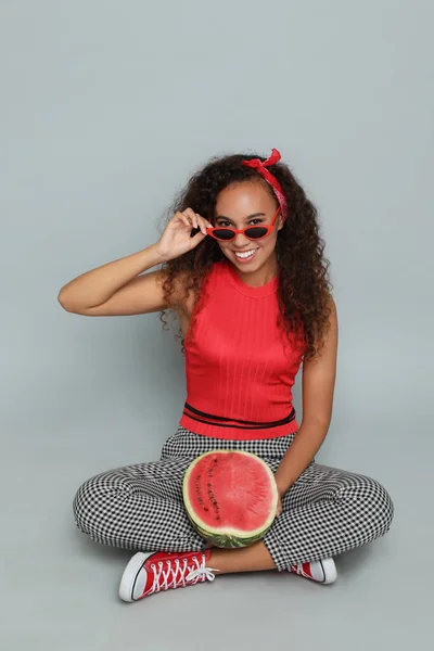 Mooie Jonge Afro Amerikaanse Vrouw Met Helft Van Watermeloen Grijze — Stockfoto