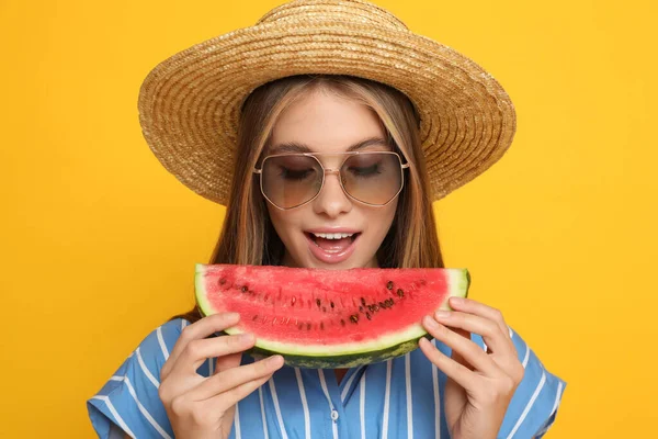 Mooi Meisje Met Plak Watermeloen Gele Achtergrond — Stockfoto