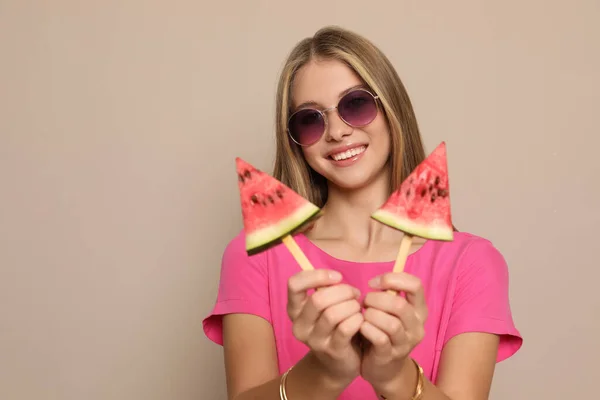 Mooi Meisje Met Stukjes Watermeloen Beige Achtergrond Ruimte Voor Tekst — Stockfoto