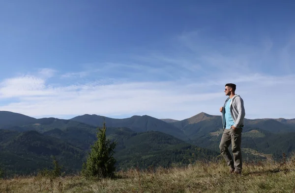 Man Enjoying Picturesque View Mountain Landscape Sunny Day — Stock Photo, Image