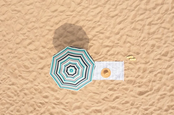 Plážový Deštník Blízkosti Osušky Další Rekreační Věci Písku Letecký Výhled — Stock fotografie