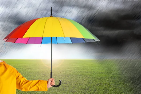 Yeşil Tarlada Açık Şemsiyeli Kadın Sağanak Yağmur Altında Yakın Plan — Stok fotoğraf