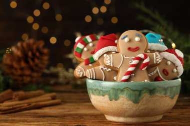 Ahşap masada, bulanık festival ışıklarına karşı kâsede ev yapımı lezzetli Noel kurabiyeleri. Metin için boşluk