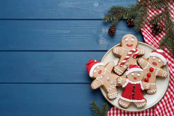 Lahodné Vánoční Sušenky Jedlové Větve Modrém Dřevěném Stole Ploché Ležely — Stock fotografie
