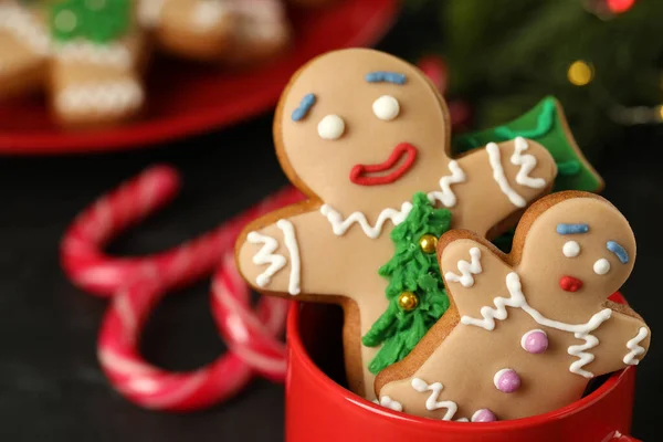 Lahodné Domácí Vánoční Cukroví Šálku Proti Rozmazané Slavnostní Světla Detailní — Stock fotografie