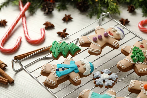 手作りのクリスマスクッキーを作る ジンジャーブレッドの人々と白い木製のテーブルの上のお祝いの装飾 — ストック写真