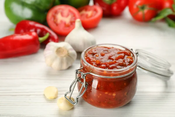 Vaso Vetro Gustoso Adjika Ingredienti Tavolo Legno Bianco — Foto Stock