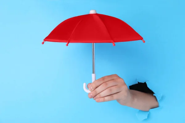 Femme Tenant Ouvert Petit Parapluie Rouge Travers Trou Dans Papier — Photo