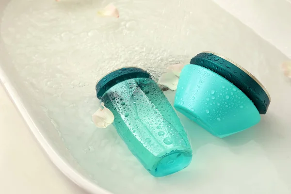 Haarverzorging Cosmetische Producten Met Bloemblaadjes Water Gootsteen — Stockfoto