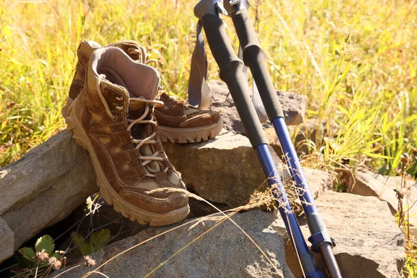 Wandelstokken Wandelschoenen Een Berg Rotsen Natuur — Stockfoto