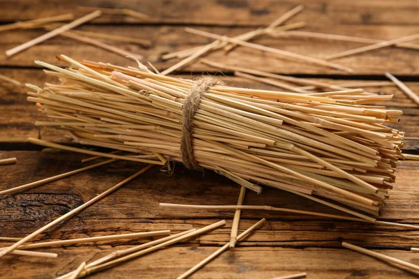 Hoja Heno Seco Sobre Fondo Madera Primer Plano — Foto de Stock