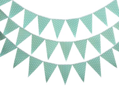 Beyaz arka planda üçgen kiraz bayrakları var. Şenlik Dekoru