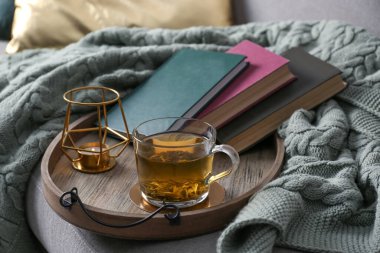 Farklı iç organları olan şık bir tepsi ve kanepede çay.
