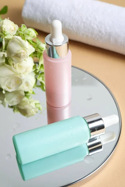 Bej Masadaki Kozmetik Ürünleri Aynalar — Stok fotoğraf