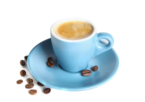 Tazza Caffè Espresso Gustoso Chicchi Caffè Sparsi Sfondo Bianco — Foto Stock