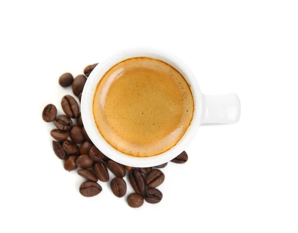 Beker Van Lekkere Espresso Verspreid Koffiebonen Witte Achtergrond Bovenaanzicht — Stockfoto