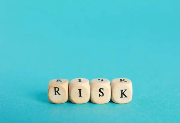 Word Risk Από Μικρούς Ξύλινους Κύβους Τυρκουάζ Φόντο — Φωτογραφία Αρχείου